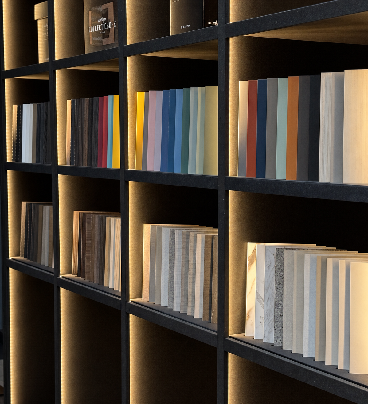 Verlichte wand met kleur-, hout- en materiaalstalen voor maatwerk van Steef Interieur